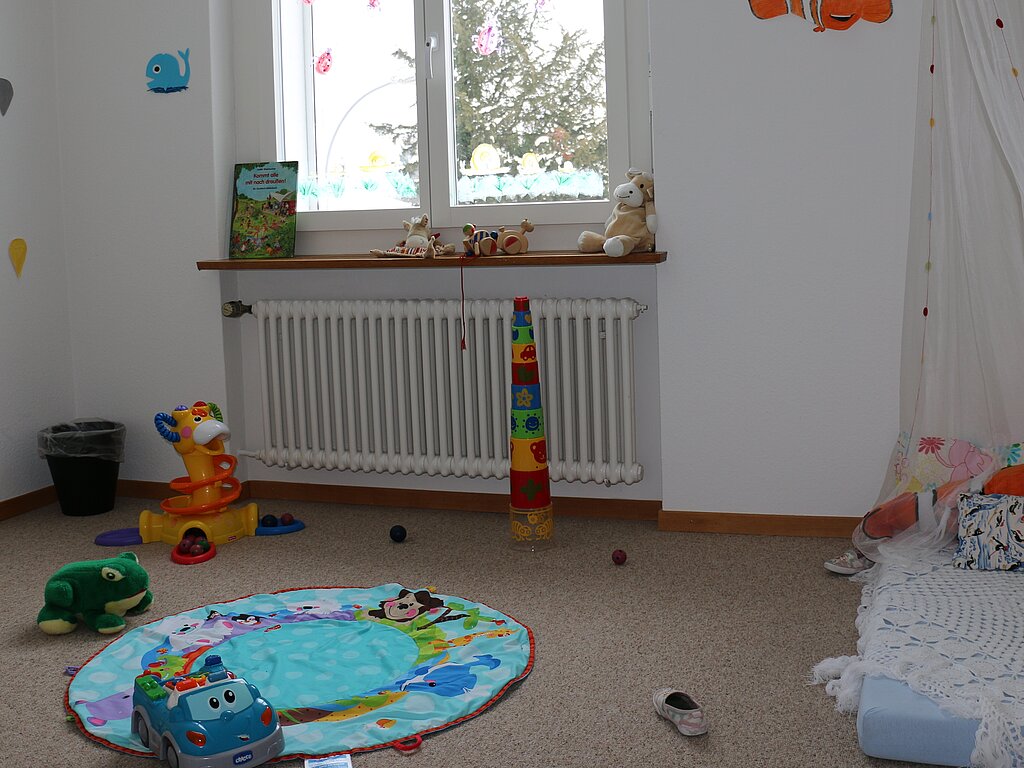 Babyzimmer mit Krabbelmöglichkeit.
