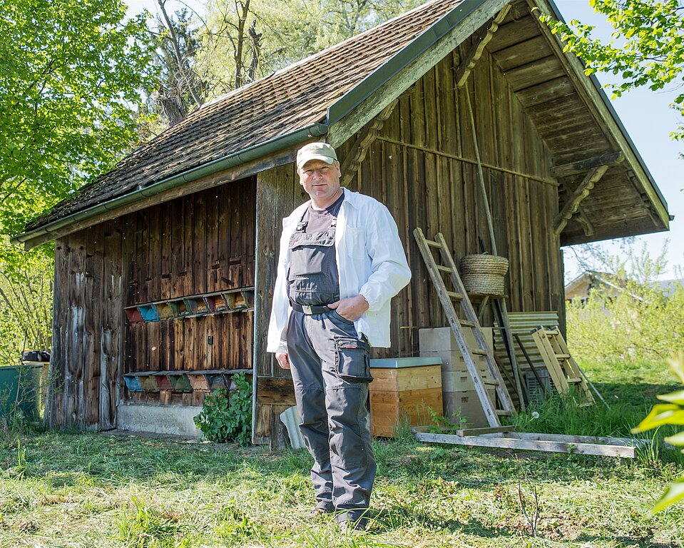Ralph Markwalder vor seinem Bienenhaus in Würenlos. bsc
