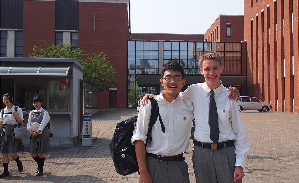 Felix Meierhofer (r.) mit einem Mitschüler vor der japanischen Schule.
