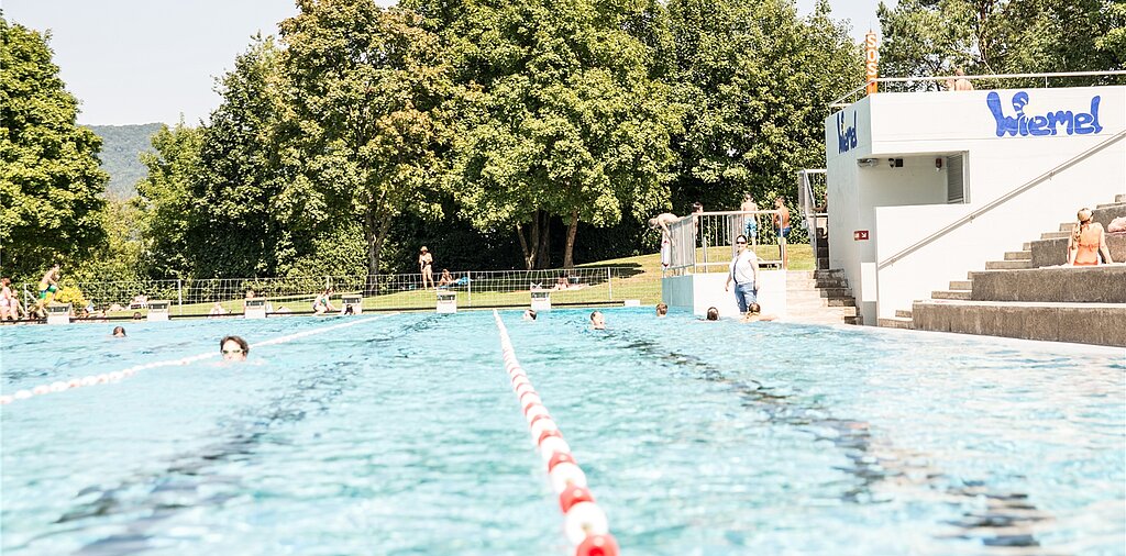 Das Schwimmbad Wiemel ist idyllisch und zieht alle Altersgruppen an.
