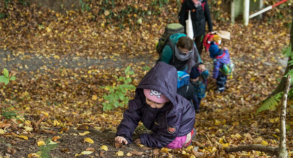 Warm eingepackt macht Spielen und Toben im Wald auch im Herbst Spass. Barbara Scherer
