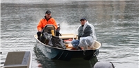 Das Boot kehrt zurück mit allerlei Müll, den Taucher aus dem Fluss gefischt haben. Gaby Kost
