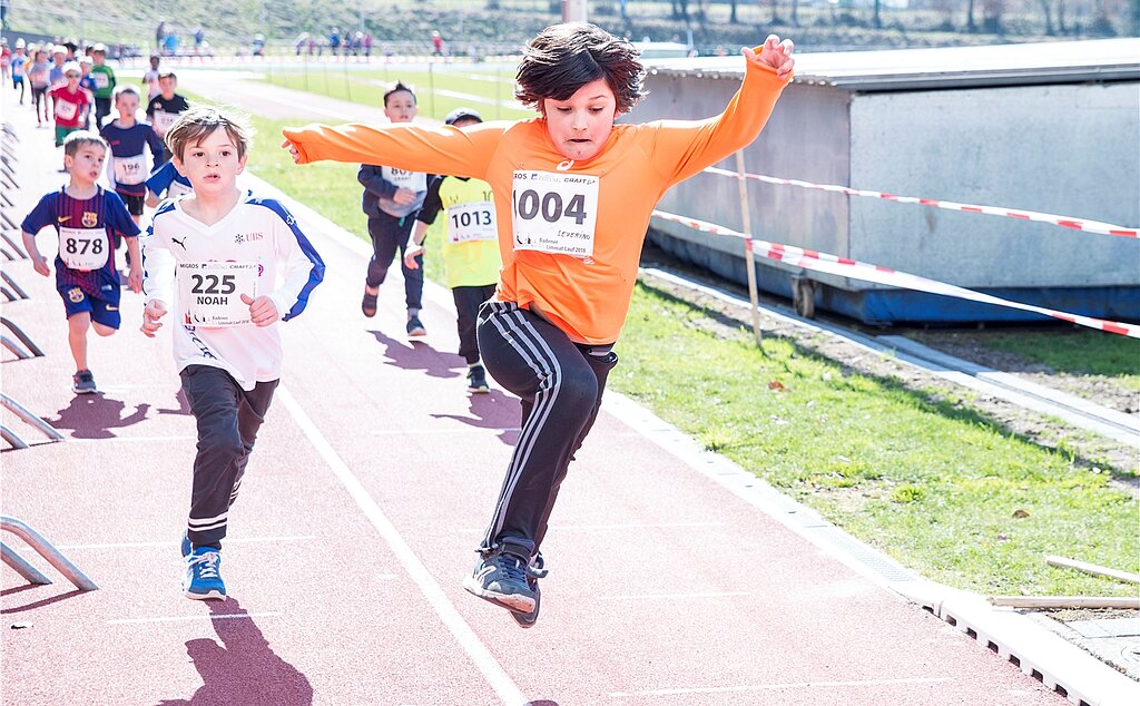 Mit letzter Kraft ins Ziel: Bereits die Jüngsten sind ehrgeizige Läufer.
