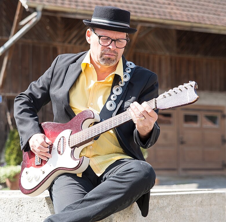 Martin Baschung ist passionierter Bluesmusiker und lebt seit Jahren in Spreitenbach. (Barbara Scherer)

