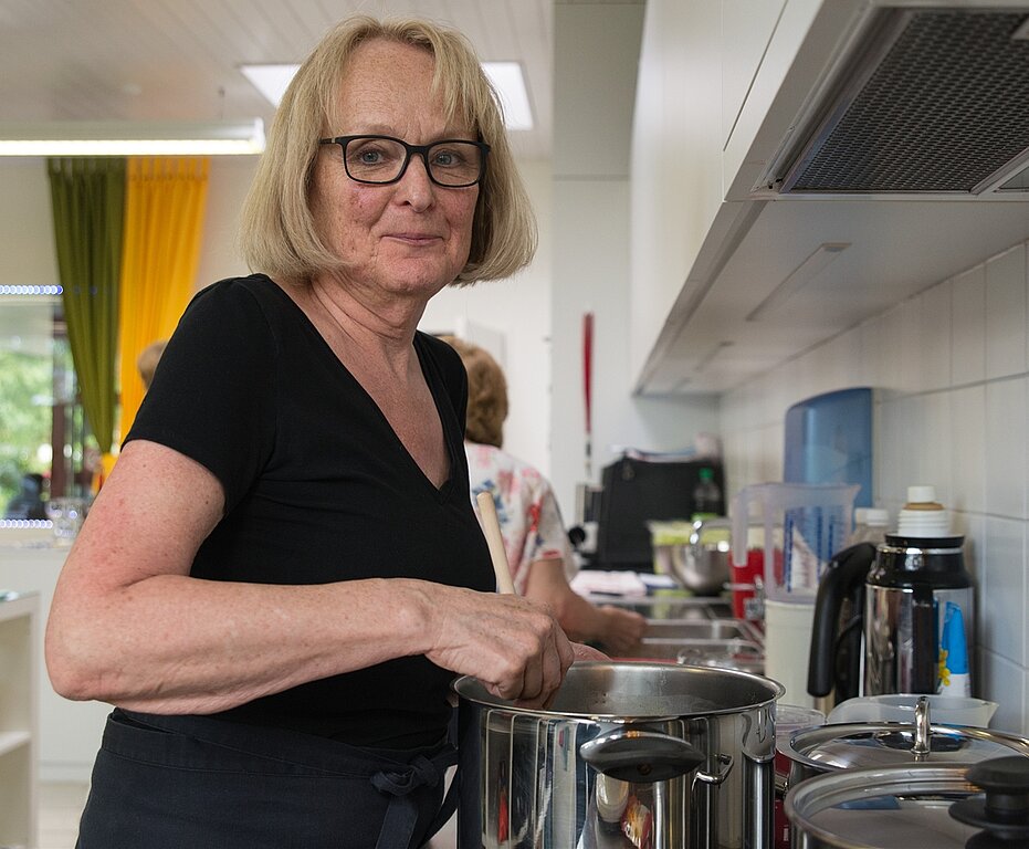 Doris Suter kocht Risotto im Café. (Barbara Scherer)
