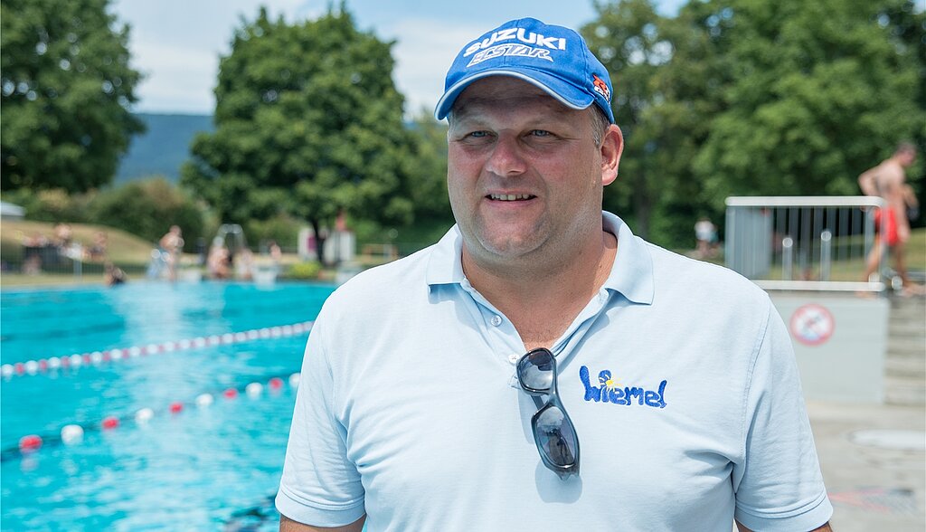 Roman Eberhard ist Badmeister im Schwimmbad Wiemel: Er arbeitet gerne im Sommer. (Barbara Scherer)
