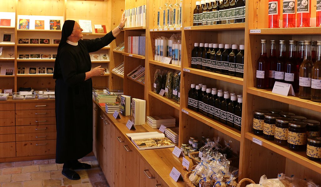 Im Klosterladen kann man Produkte aus dem Kloster kaufen und reden. (Nick Bär)
