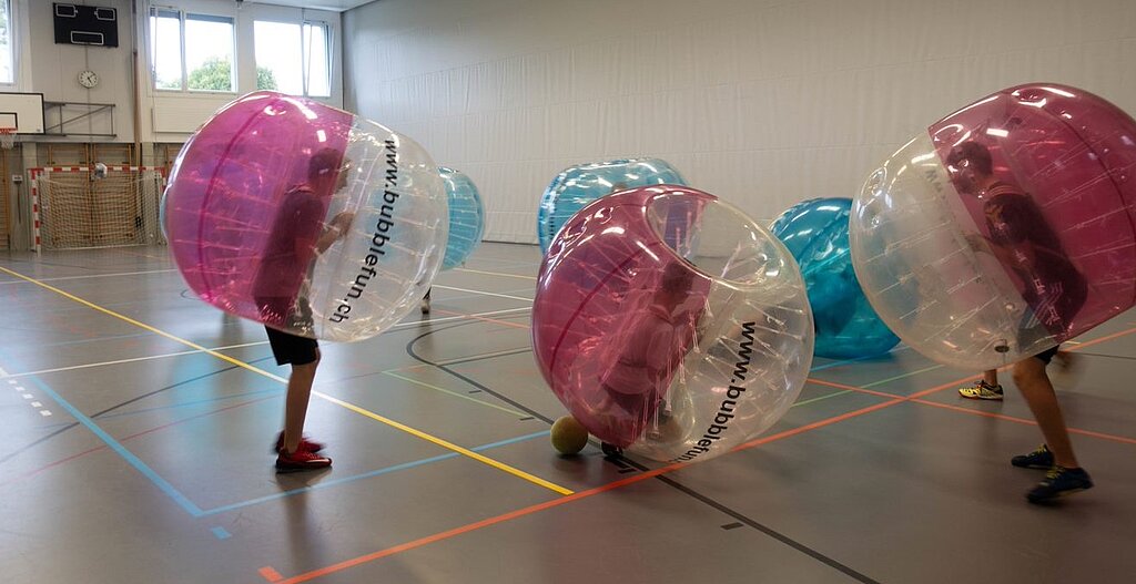 Im Bubbleball <em>stecken die Spieler in einem riesigen Plastikball und können sich umschubsen. (Sarina Willi)</em>
