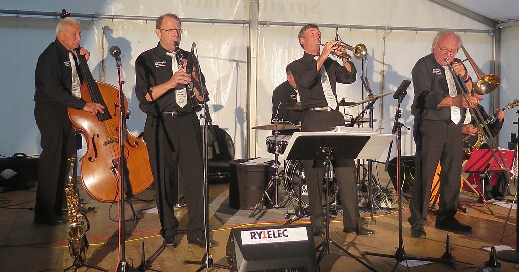 Sorgten für gute Stimmung: <em>Die Wynavalley Oldtime Jazzband heizte am Sommernachtsfest ein. (Muriel Zweifel)</em>

