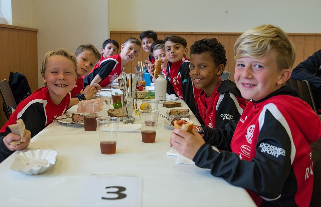 Die Junioren geniessen ihr Mittagessen: Bald geht es weiter mit dem nächsten Spiel. (Barbara Scherer)