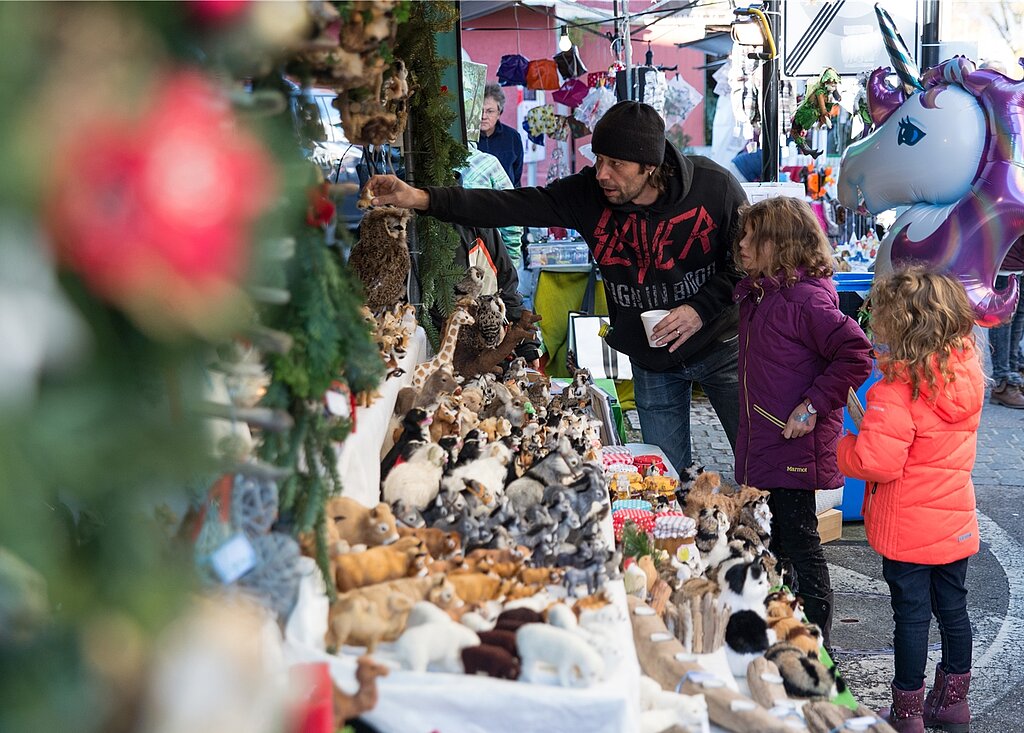Am Weihnachtsmarkt <em>in Spreitenbach wird allerlei für Gross und Klein verkauft. (Barbara Scherer)</em>
