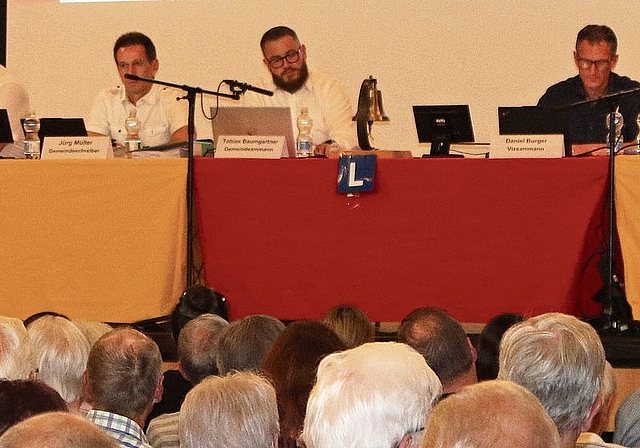 Der neu zusammengesetzte Gemeinderat an   der Gemeindeversammlung vor über 200 Einwohnerinnen und Einwohnern. Melanie Bär