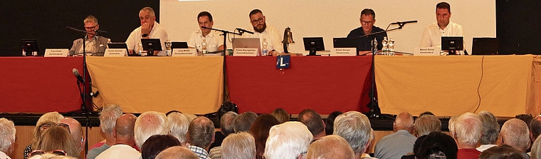 Der neu zusammengesetzte Gemeinderat an   der Gemeindeversammlung vor über 200 Einwohnerinnen und Einwohnern. Melanie Bär