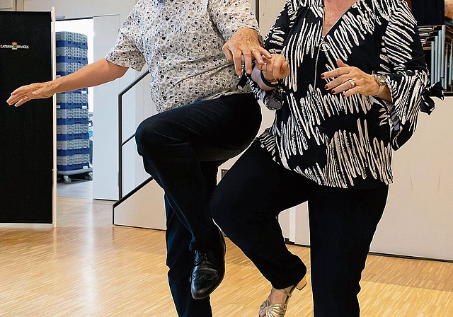 Gekonnt wird auf der Tanzfläche zur Swingmusik getanzt.