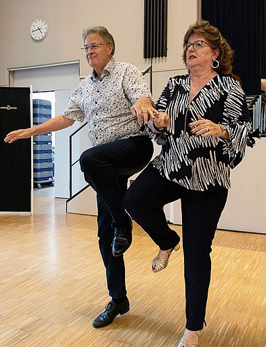 Gekonnt wird auf der Tanzfläche zur Swingmusik getanzt. Gekonnt wird auf der Tanzfläche zur Swingmusik getanzt.