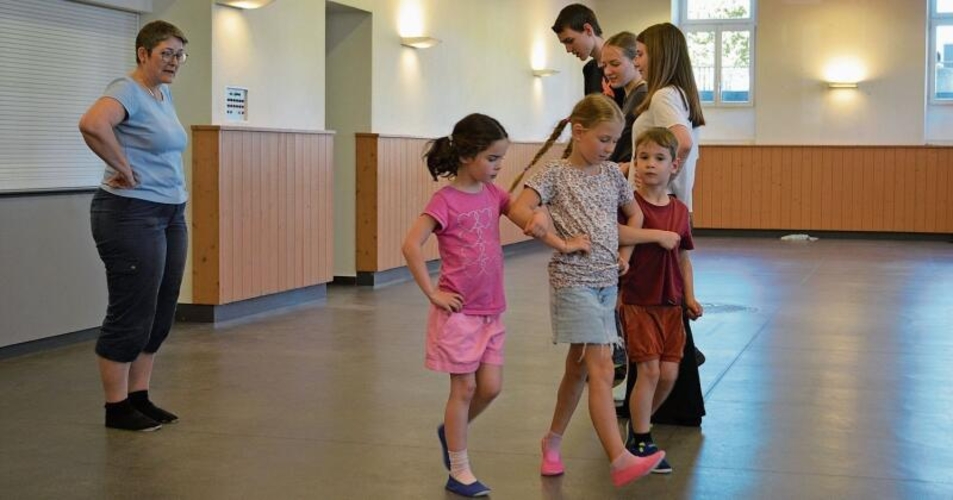 Konzentriert: Marianne Temperli (l.) schaut den Kindern zu, wie sie die Choreografie umsetzen. Irene Hung-König