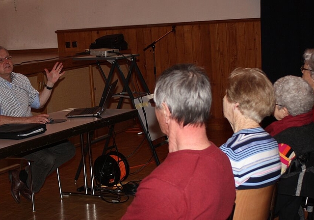 Daniel Bielinski, Chefarzt der Psychiatrischen Klinik Königsfelden, referierte vor 40 Personen in der Alten Kirche in Würenlos.
