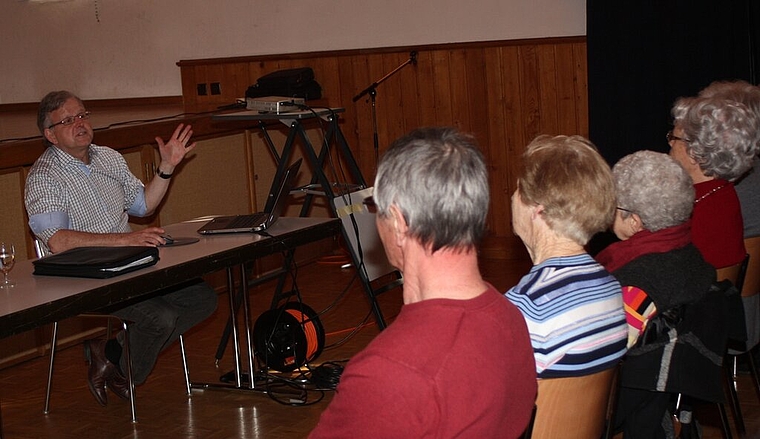 Daniel Bielinski, Chefarzt der Psychiatrischen Klinik Königsfelden, referierte vor 40 Personen in der Alten Kirche in Würenlos.
