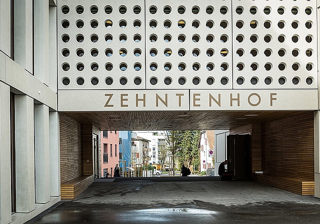 Passerelle verbindet die zwei Schulhäuser.
