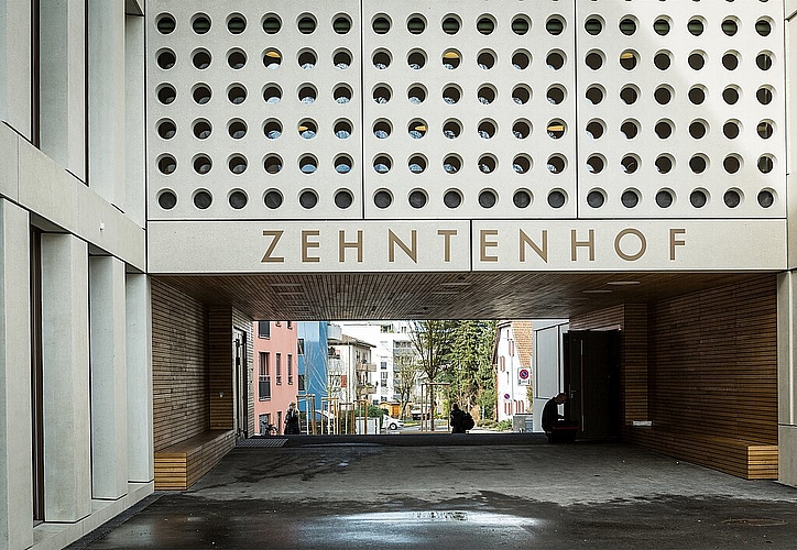 Passerelle verbindet die zwei Schulhäuser.
