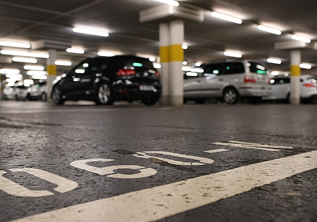 Die Gebührenpflicht<em> für Kundenparkplätze wird weiterhin über das Baubewilligungsverfahren auferlegt.</em><em>AZ Archiv</em>