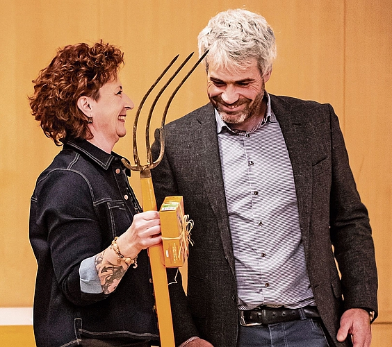 Sandro Sozzi erhält von Ursi Depentor im Namen der Partei eine Mistgabel. reg Sandro Sozzi erhält von Ursi Depentor im Namen der Partei eine Mistgabel. reg