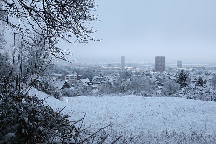 Schnee bedeckt das Dorf. (Melanie Bär)
