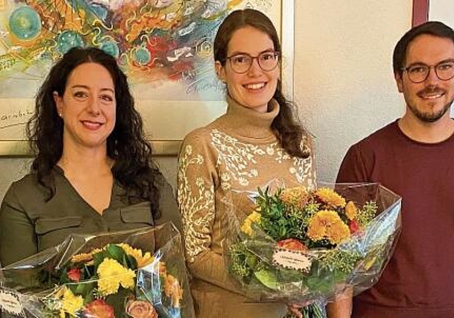 Gemeindeammann Martin Uebelhart (l.) und Gemeindeschreiber Jürg Müller (r.) begrüssten die neuen Einwohnerinnen Maria Molea und Sandra Borner sowie den 9000. Einwohner Sandro Borner. Melanie Bär