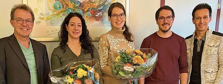 Gemeindeammann Martin Uebelhart (l.) und Gemeindeschreiber Jürg Müller (r.) begrüssten die neuen Einwohnerinnen Maria Molea und Sandra Borner sowie den 9000. Einwohner Sandro Borner. Melanie Bär