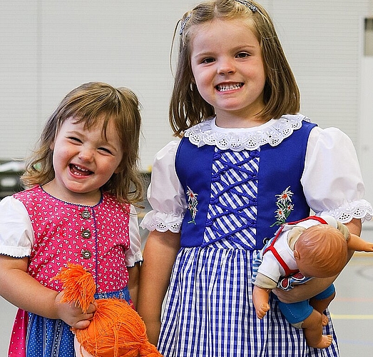 Aline und Leonie Hersche freuen sich, dass sie mittanzen dürfen.