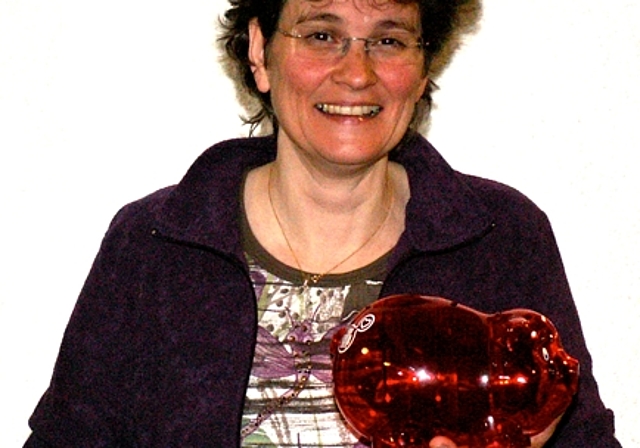 Andrea Fuchs, Präventionsfachfrau der Schuldenberatung Aargau-Solothurn, mit Sparschwein. Foto: ska