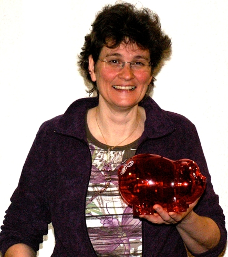 Andrea Fuchs, Präventionsfachfrau der Schuldenberatung Aargau-Solothurn, mit Sparschwein. Foto: ska