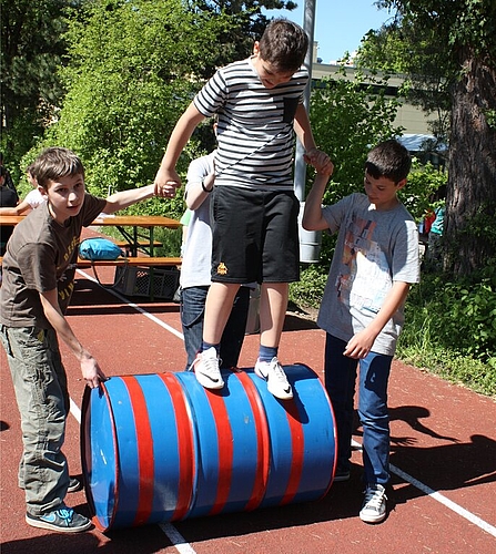Benito und Luca schieben die Kinder auf dem Ölfass über die Rennbahn.
Benito und Luca schieben die Kinder auf dem Ölfass über die Rennbahn.