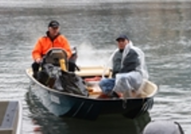 Das Boot kehrt zurück mit allerlei Müll, den Taucher aus dem Fluss gefischt haben. Gaby Kost
