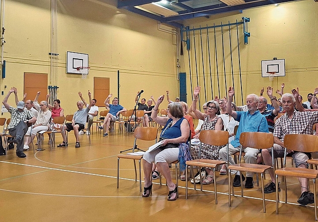 Hände in die Höhe: Die 43 Personen stimmen in der Mehrzweckhalle über diverse Geschäfte ab. Irene Hung-König