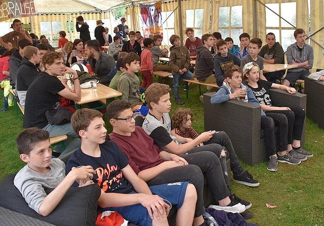 Das EM-Zelt beim Jugendhüsli findet grossen Anklang. Foto: zVg