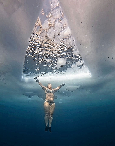 Christina Kolb-Kambanis taucht im eisigen     Oeschinensee im Berner Oberland unter. zVg