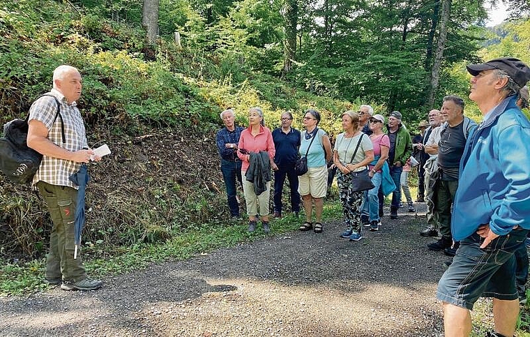 Revierförster Markus Byland führte die Interessierten am Waldumgang durch den Ortsbürgerwald in Neuenhof. 