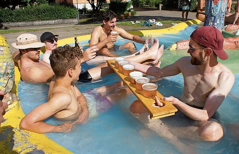 Abkühlung im stillgelegten Brunnen und dazu 1 Meter Bier. pg