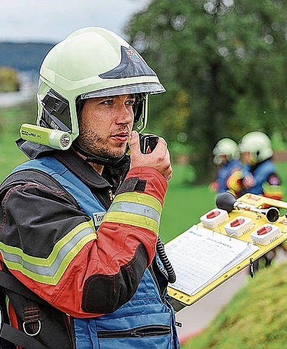 Atemschutzkontrolle ausserhalb des Brandherdes.gk