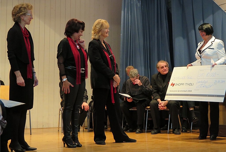 Der Vorstand des Gospelchors Hasel Spreitenbach-Killwangen durfte den grossen Check von Gemeinderätin Doris Schmid entgegennehmen. Foto: ska