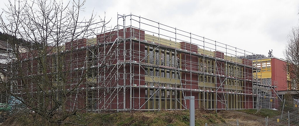 Der Neubau der Schule Killwangen war im Februar 2016 noch eingerüstet. Hier wird die Unterstufe einziehen, im «Altbau» rechts hinten die Mittelstufe. Foto: Archiv Mü