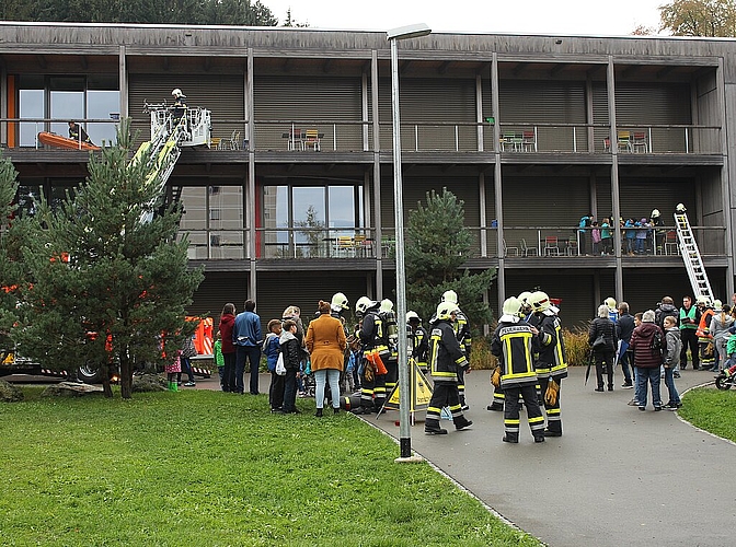 Mit zwei Leitern retten die Feuerwehrleute die Figuranten von den Balkonen des Schulhauses Hasel. Rahel Bühler
Mit zwei Leitern retten die Feuerwehrleute die Figuranten von den Balkonen des Schulhauses Hasel. Rahel Bühler