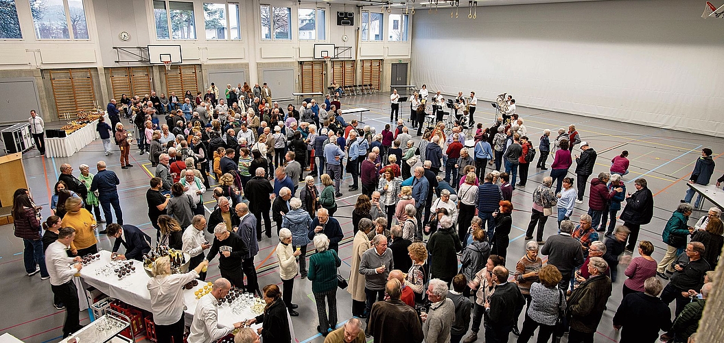 Eine gut gefüllte Turnhalle Die Würenloserinnen und Würenloser stossen auf das neue Jahr an.  Bilder: Roger Egloff