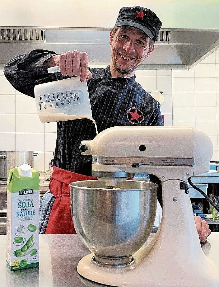 In seiner Gastroküche in Spreitenbach kocht Remo Scholz seit acht Jahren Veganes für Anlässe.Sibylle Egloff
