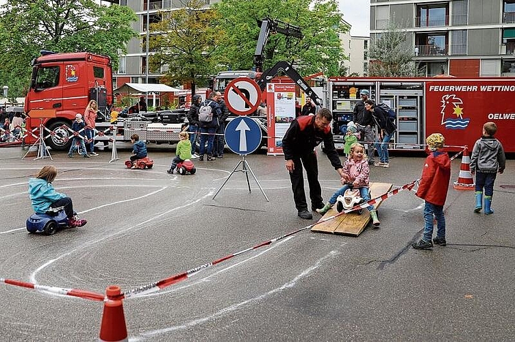 Die kleinsten Besucher liefern sich ein Bobby-Car-Rennen auf dem Verkehrs­parcour.gk
