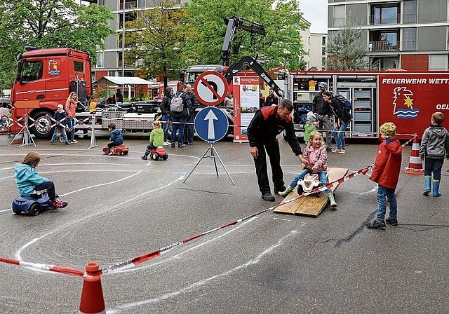 Die kleinsten Besucher liefern sich ein Bobby-Car-Rennen auf dem Verkehrs­parcour.gk

