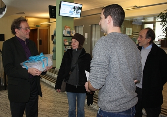Übergabe der Initiative an Vizeammann Heiner Studer durch Marianne Rüegg, Patrick Neuenschwander undLeo Scherer (v.l.).Foto: zVg