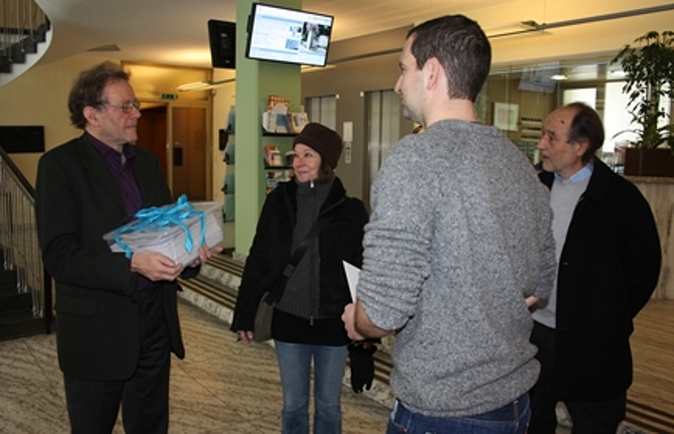Übergabe der Initiative an Vizeammann Heiner Studer durch Marianne Rüegg, Patrick Neuenschwander undLeo Scherer (v.l.).Foto: zVg