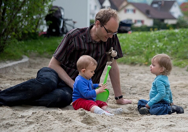 An den Spielnachmittagen sollen die Kinder zusammen mit ihren Eltern etwas erleben. Fotos: bsBeim Basteln und Malen können sich die Kinder kreativ betätigen.Keiner muss basteln, man kann auch einfach nur spielen.